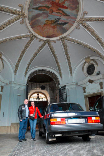 Vereinsmitglieder mit Volvo 264 TE im Torhaus als Gaeste der Deutschen Botschaft in Prag am 14.05.2014
